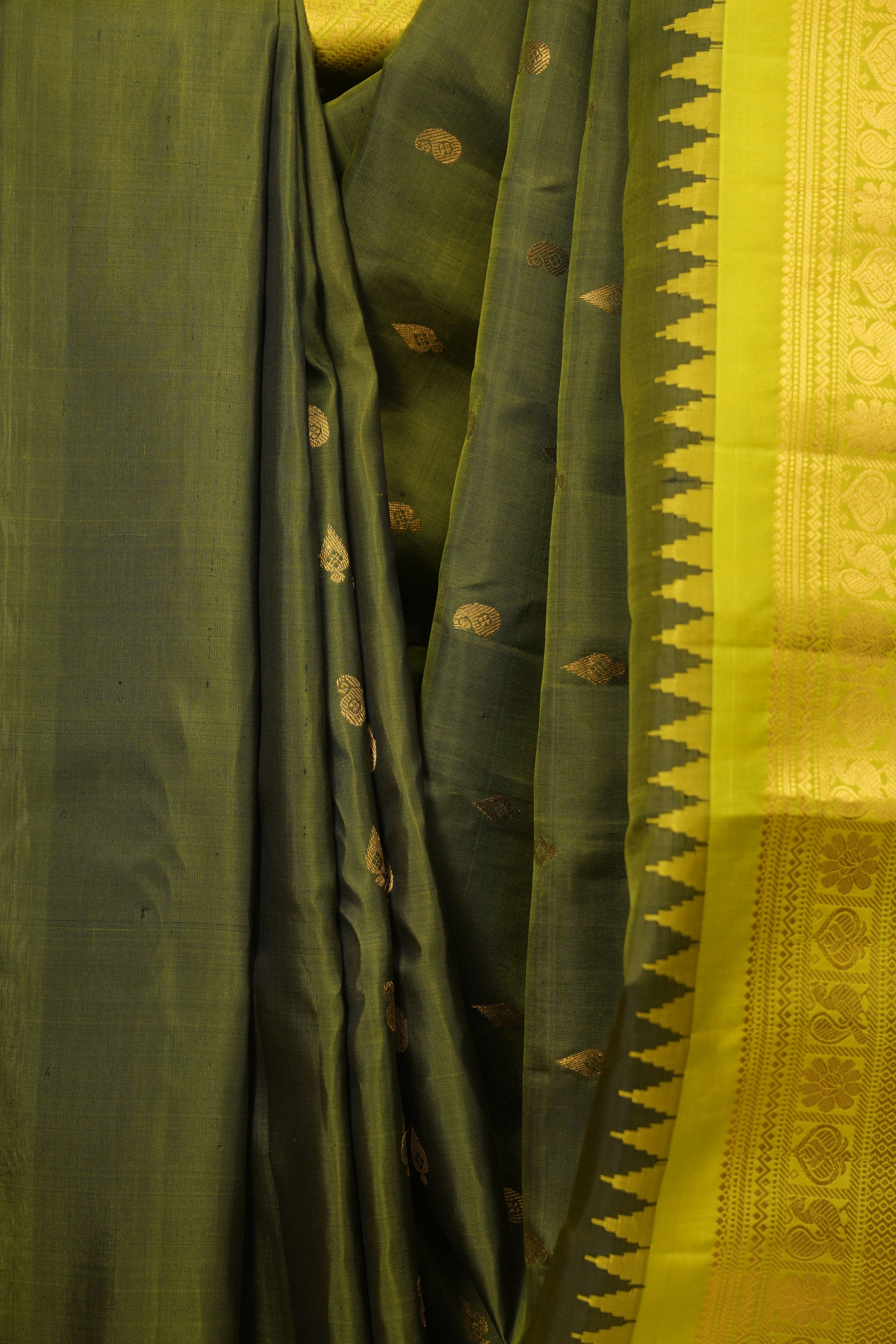 Green Gadwal Silk Saree - SRGGSS666