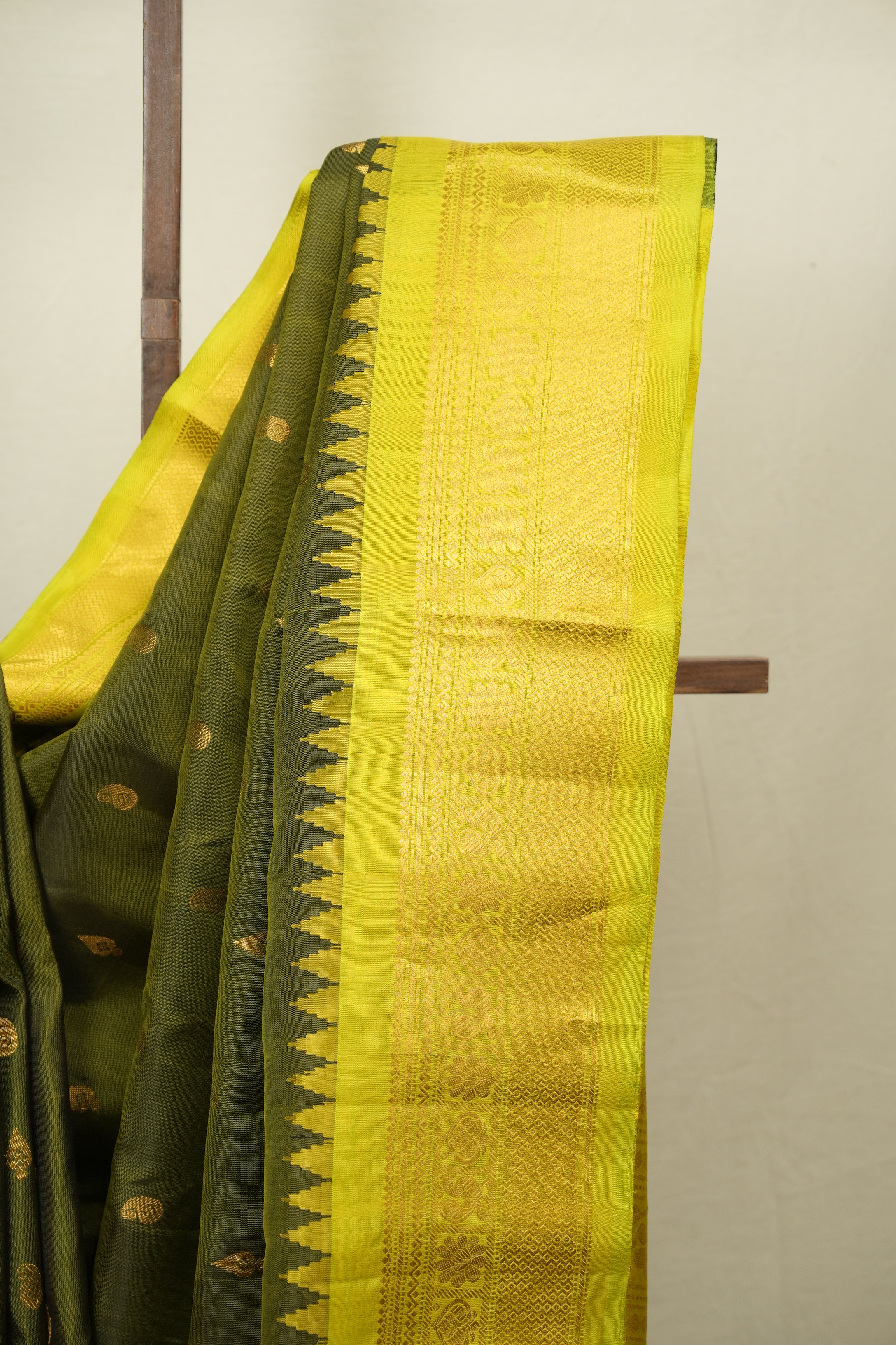 Green Gadwal Silk Saree - SRGGSS666