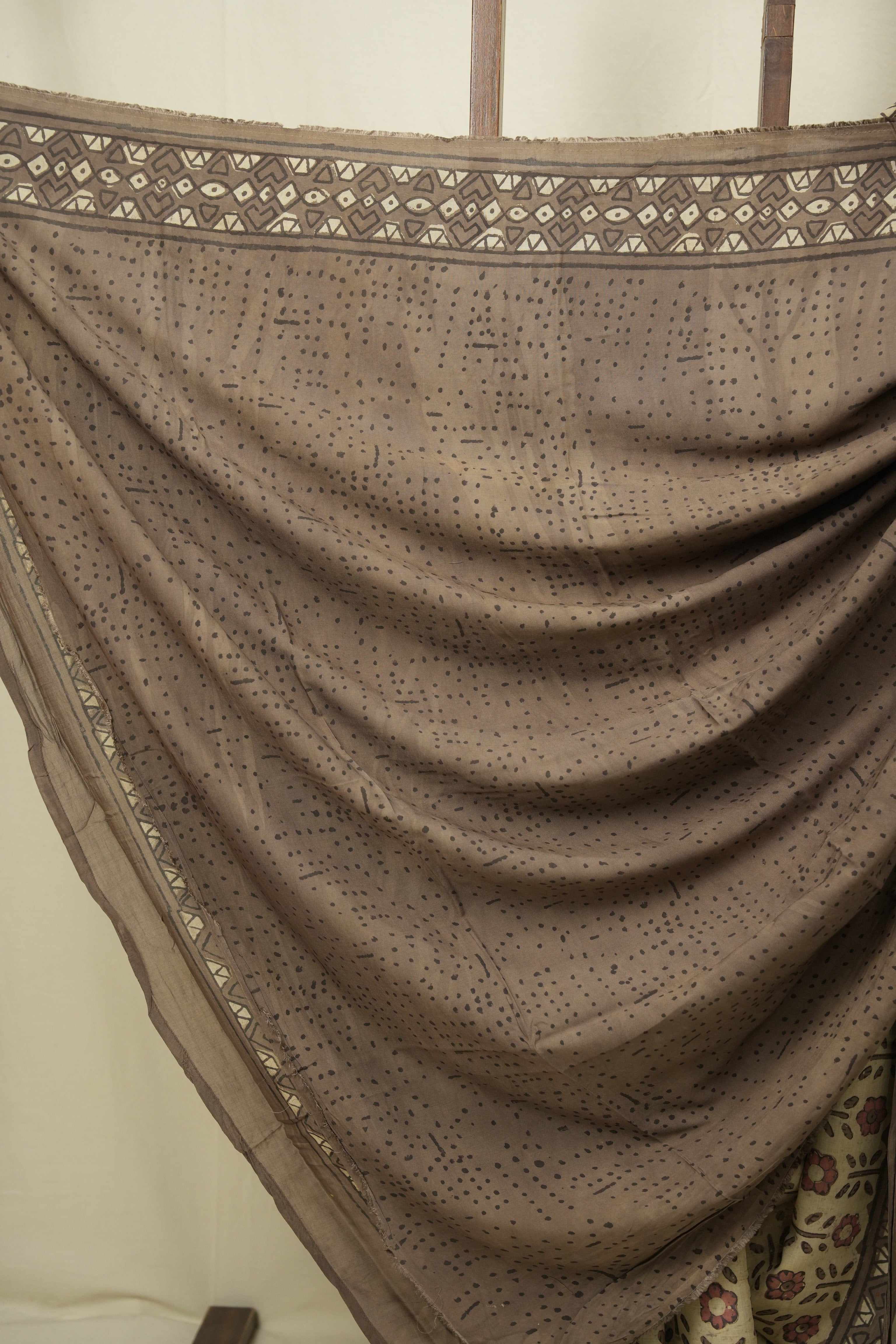 Cream HBP Modal Silk Saree - SRCSMS694
