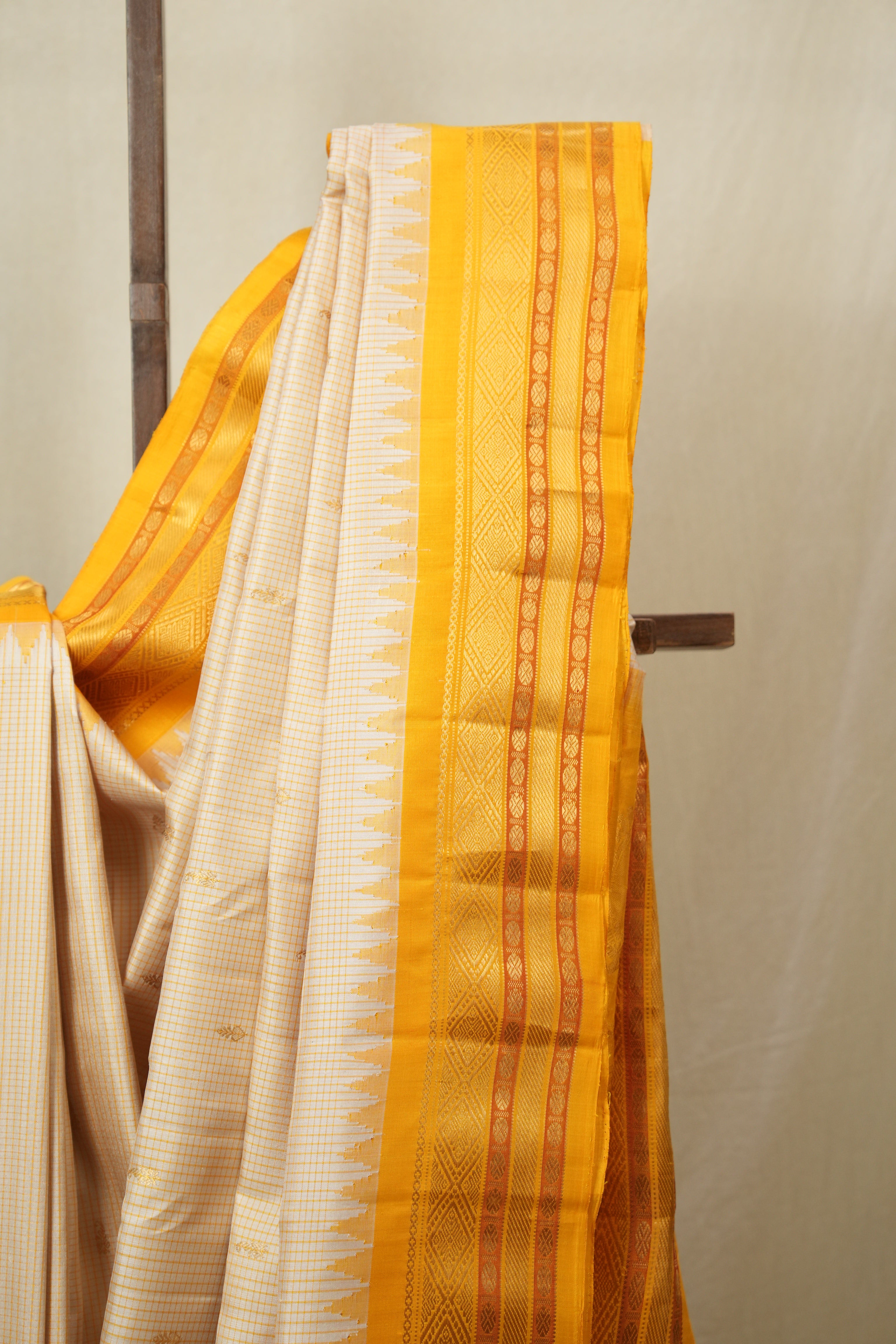 Beige Gadwal Silk Saree - SRBGSS645