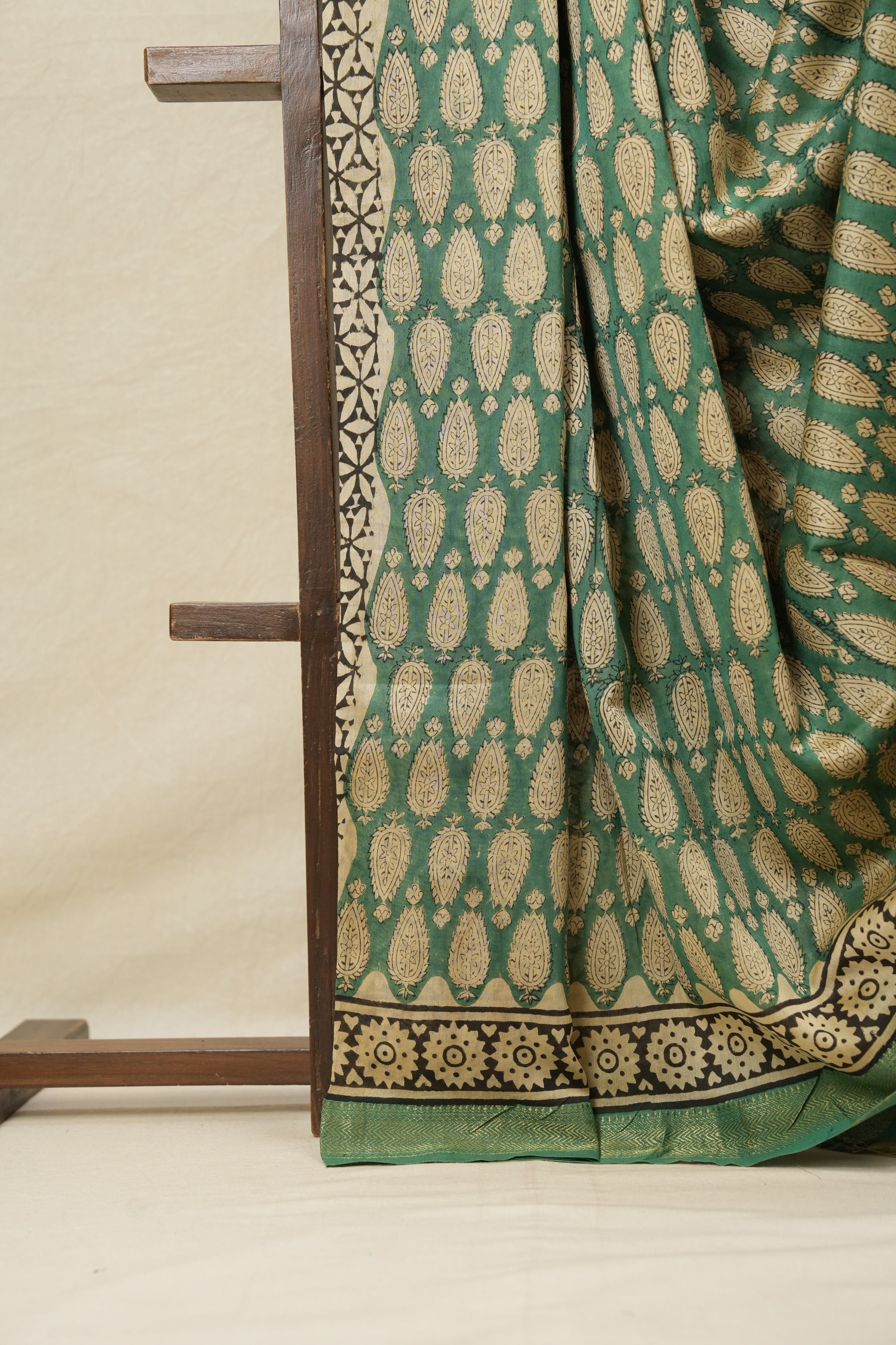 Black HBP Cotton Silk Saree With Maheshewari Border - SRBCSS878