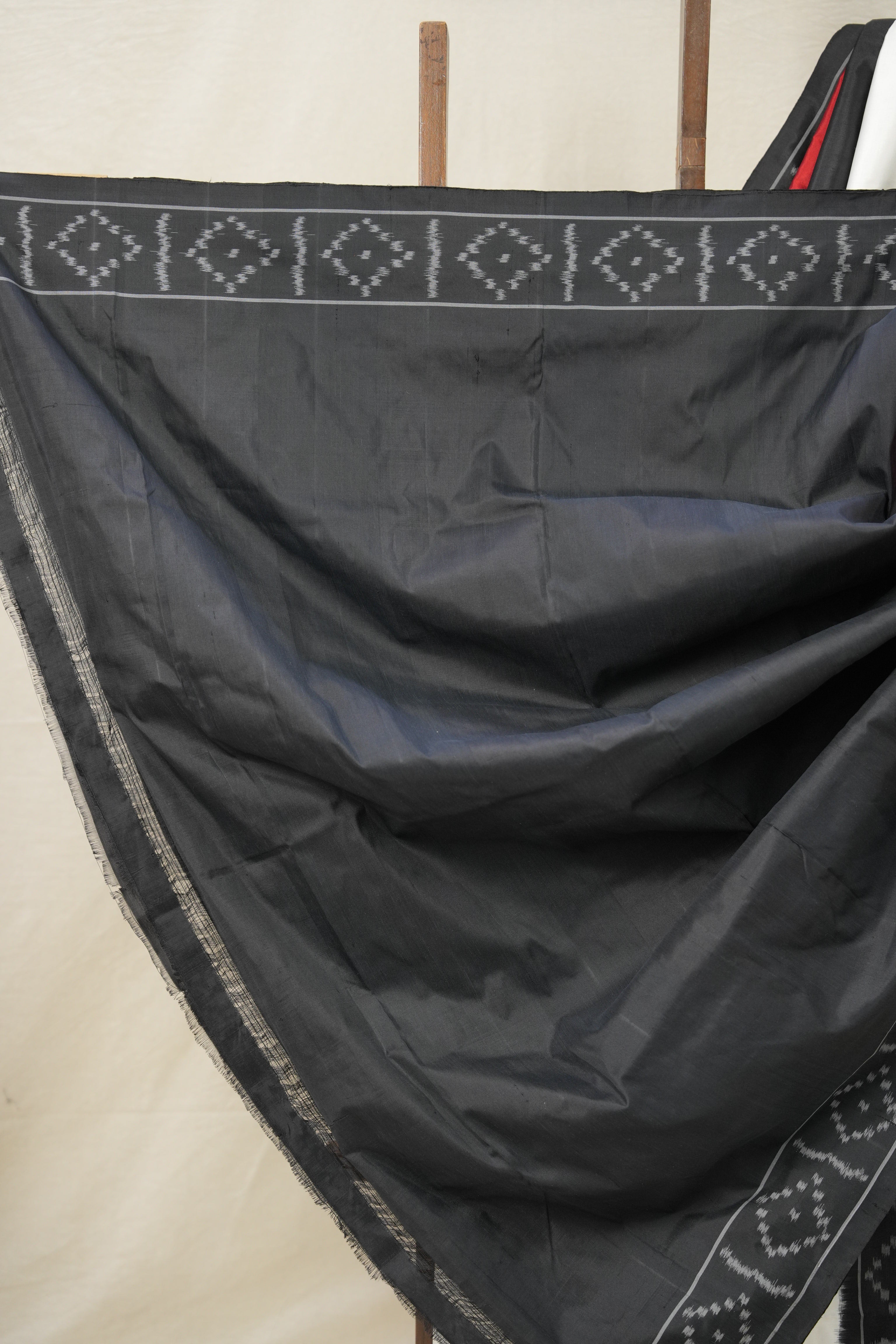 Black-White Pochampalli Silk Ikat Saree - SRBWPSIS252