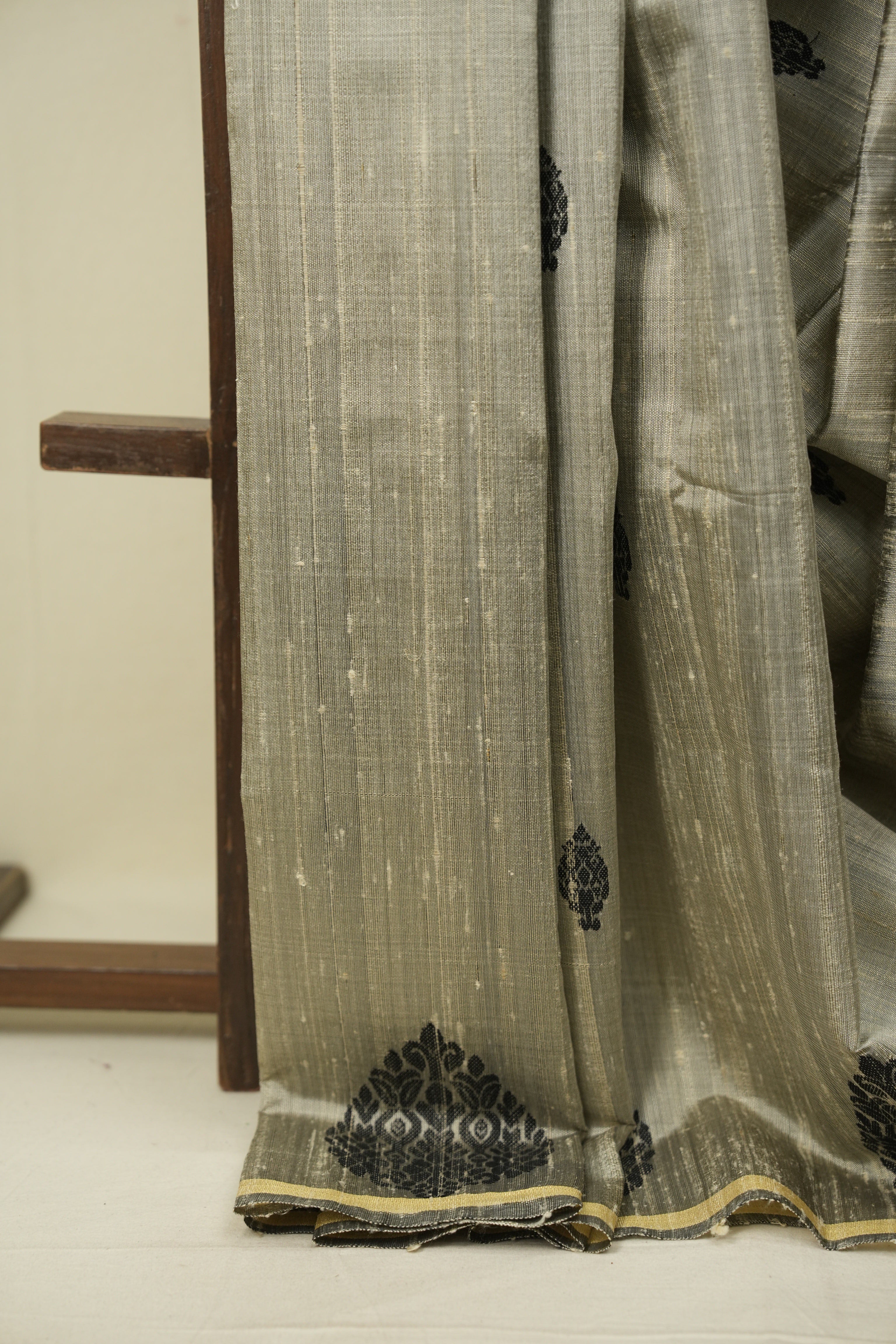 Silver Raw Silk Saree - SRSRSS1077