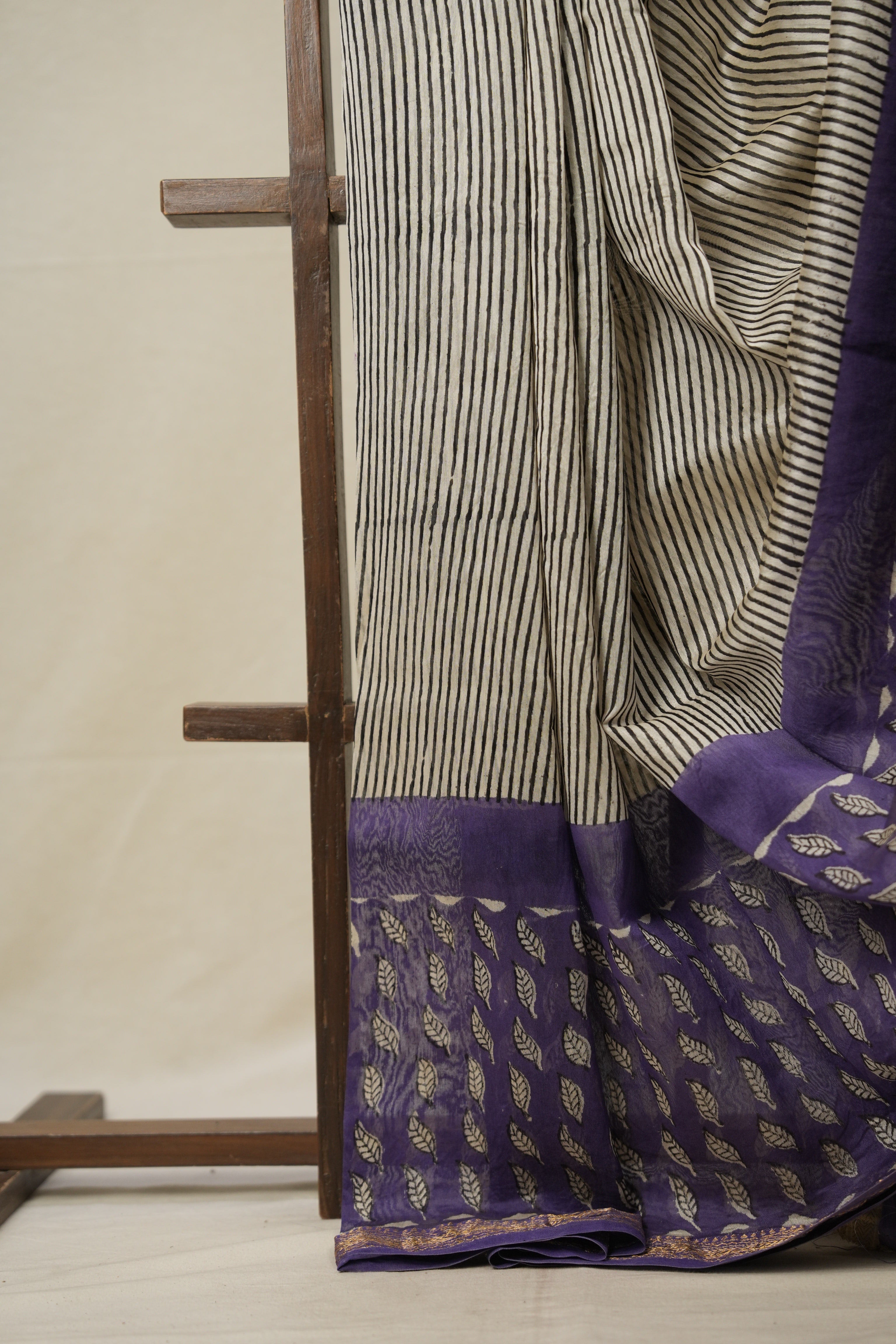 White Black HBP Cotton Silk Saree With Maheshwari Border - SRWBCSS1344