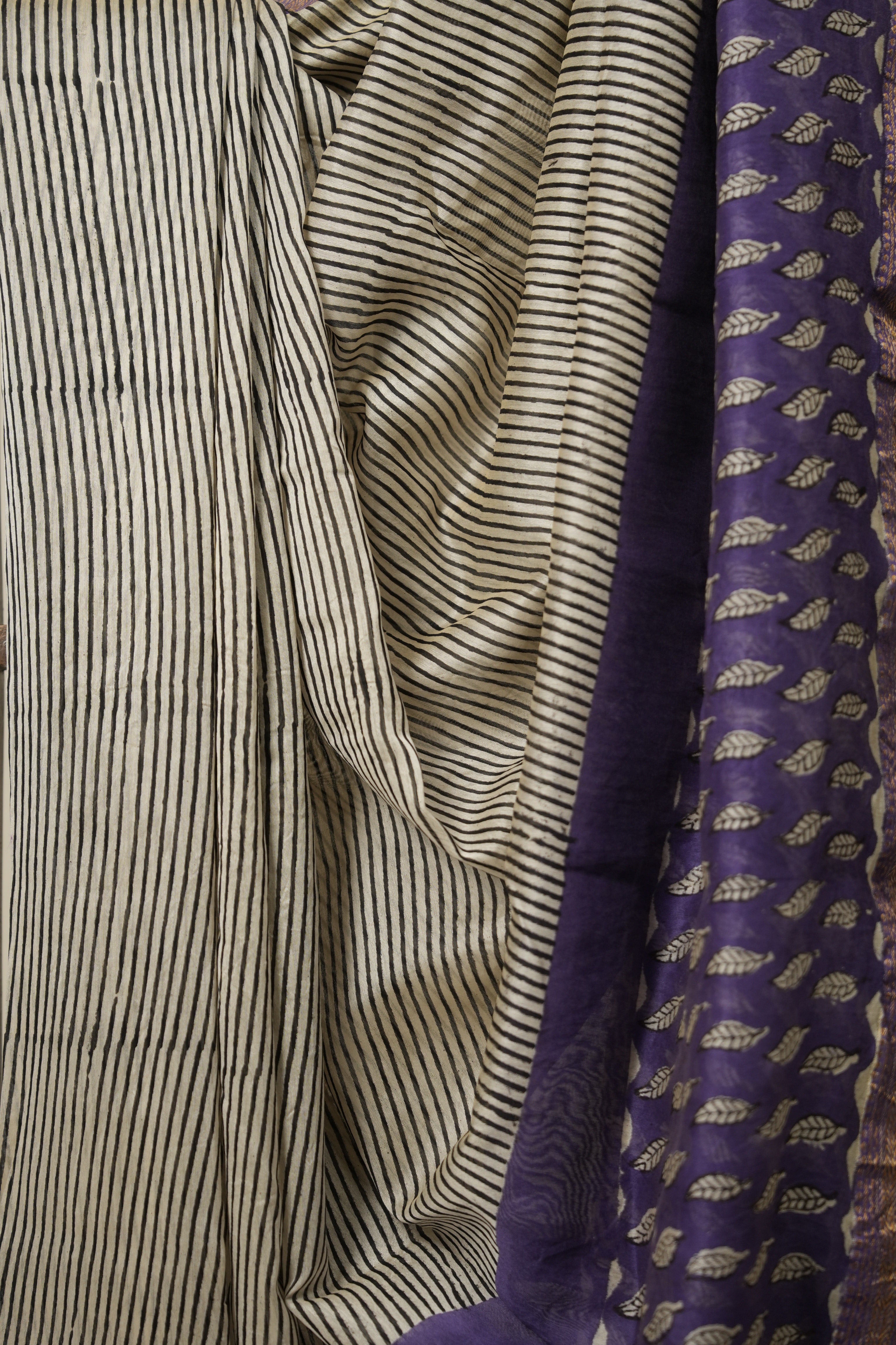 White Black HBP Cotton Silk Saree With Maheshwari Border - SRWBCSS1344