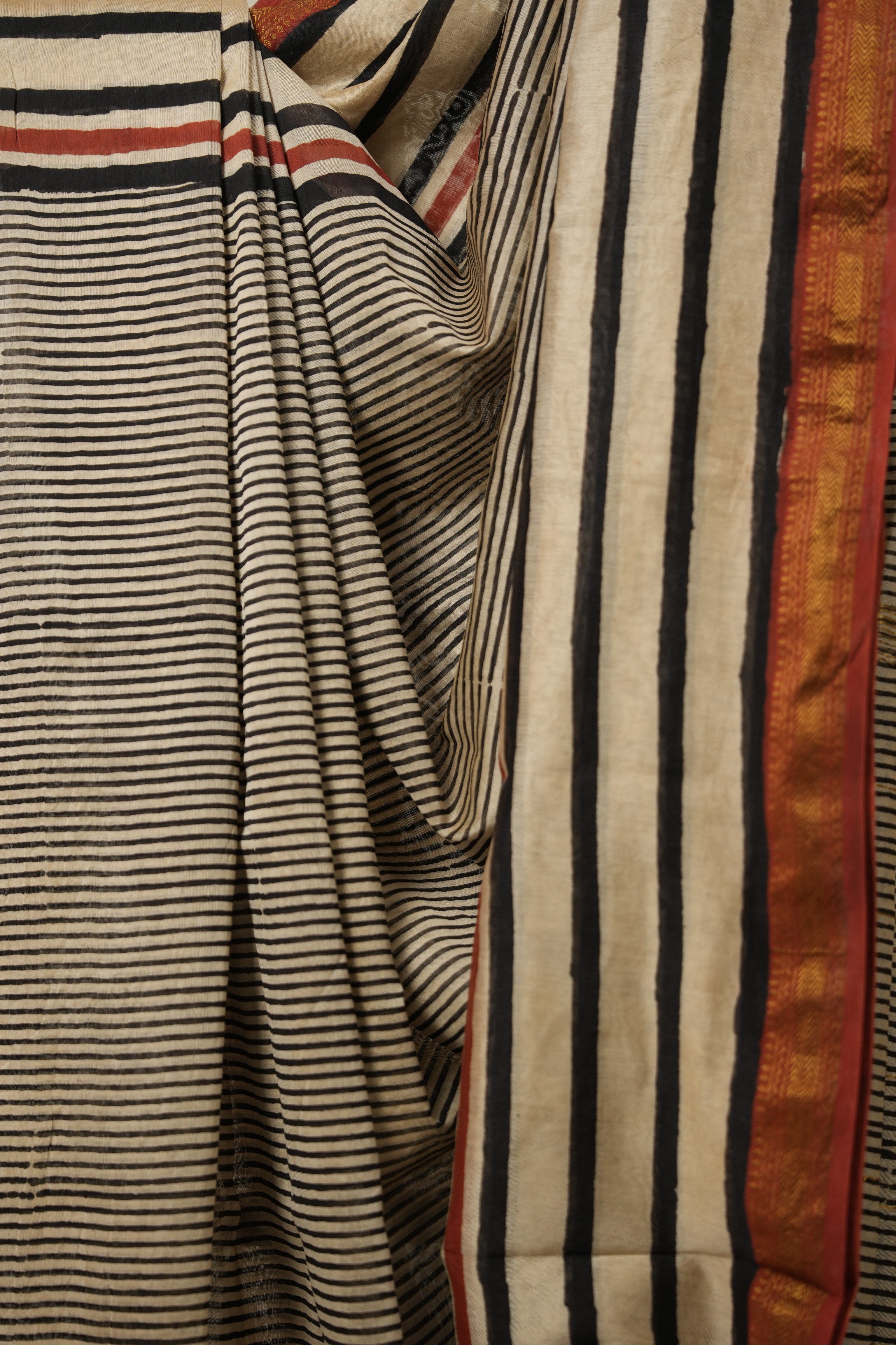 Off - White HBP Cotton Silk Saree With Maheshwari Border - SROWCSS1345