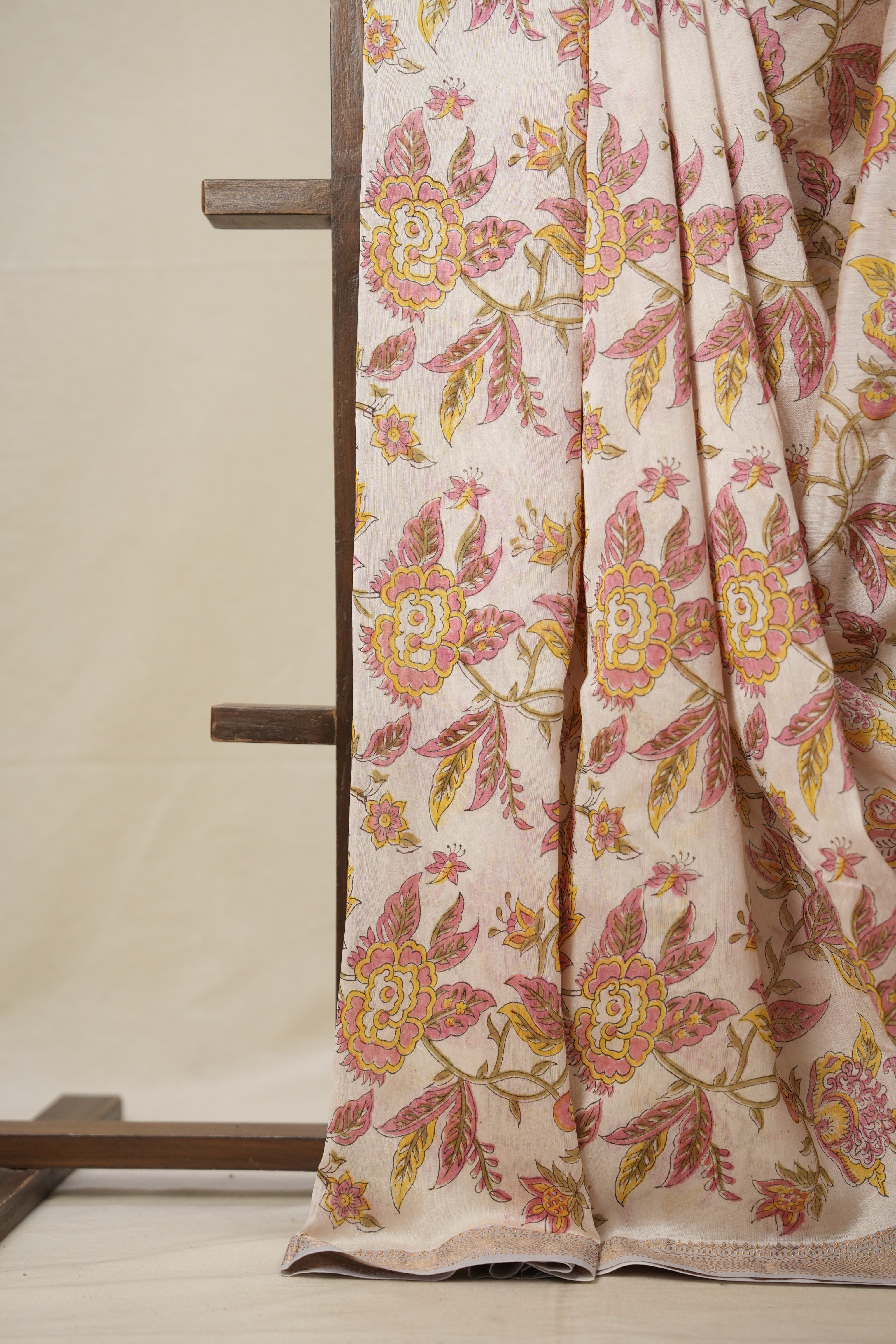 White - Pink HBP Cotton Silk Saree With Maheshwari Border - SRWPCSS1316