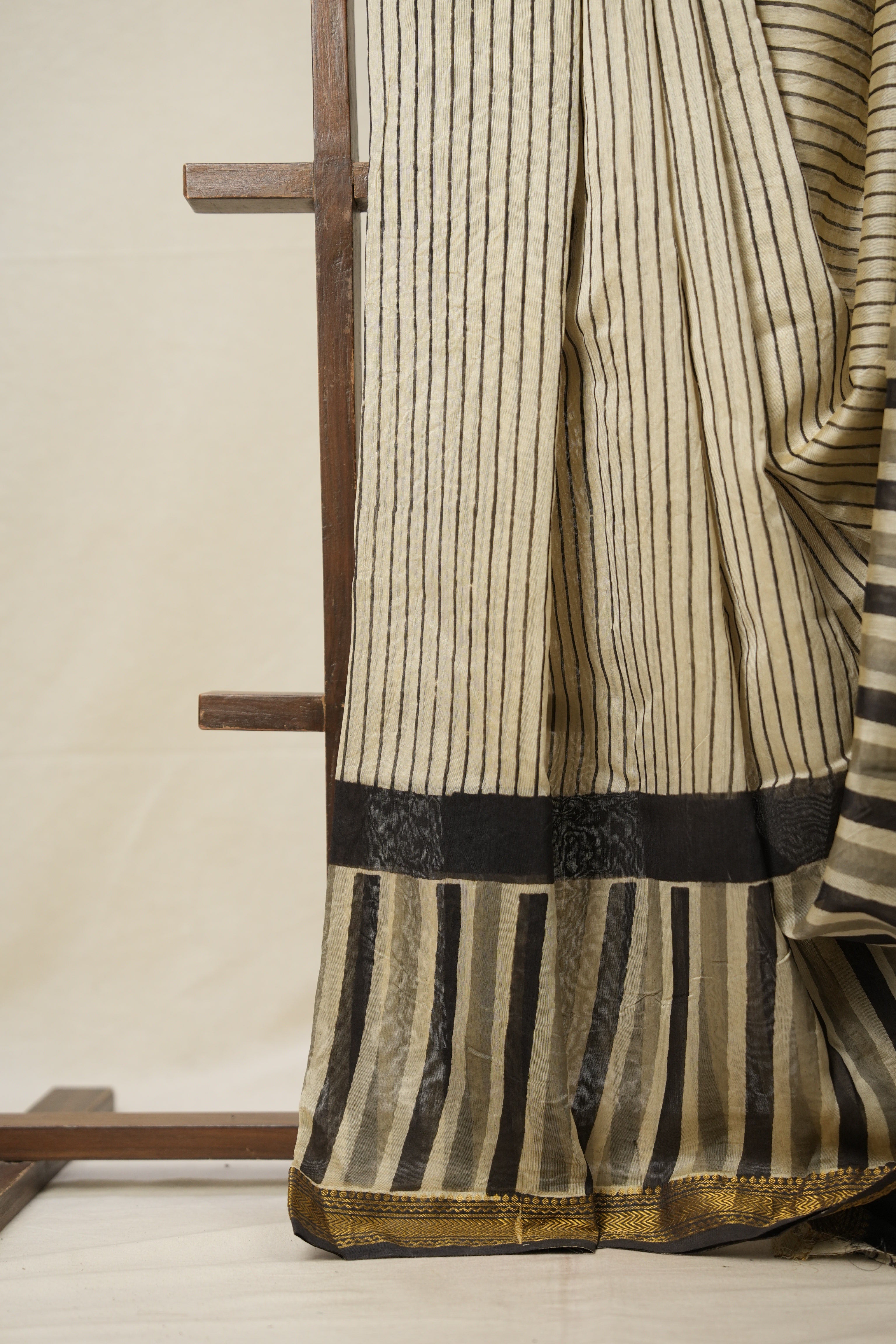 Off White HBP Cotton Silk Saree With Maheshwari Border - SROWCSS1343