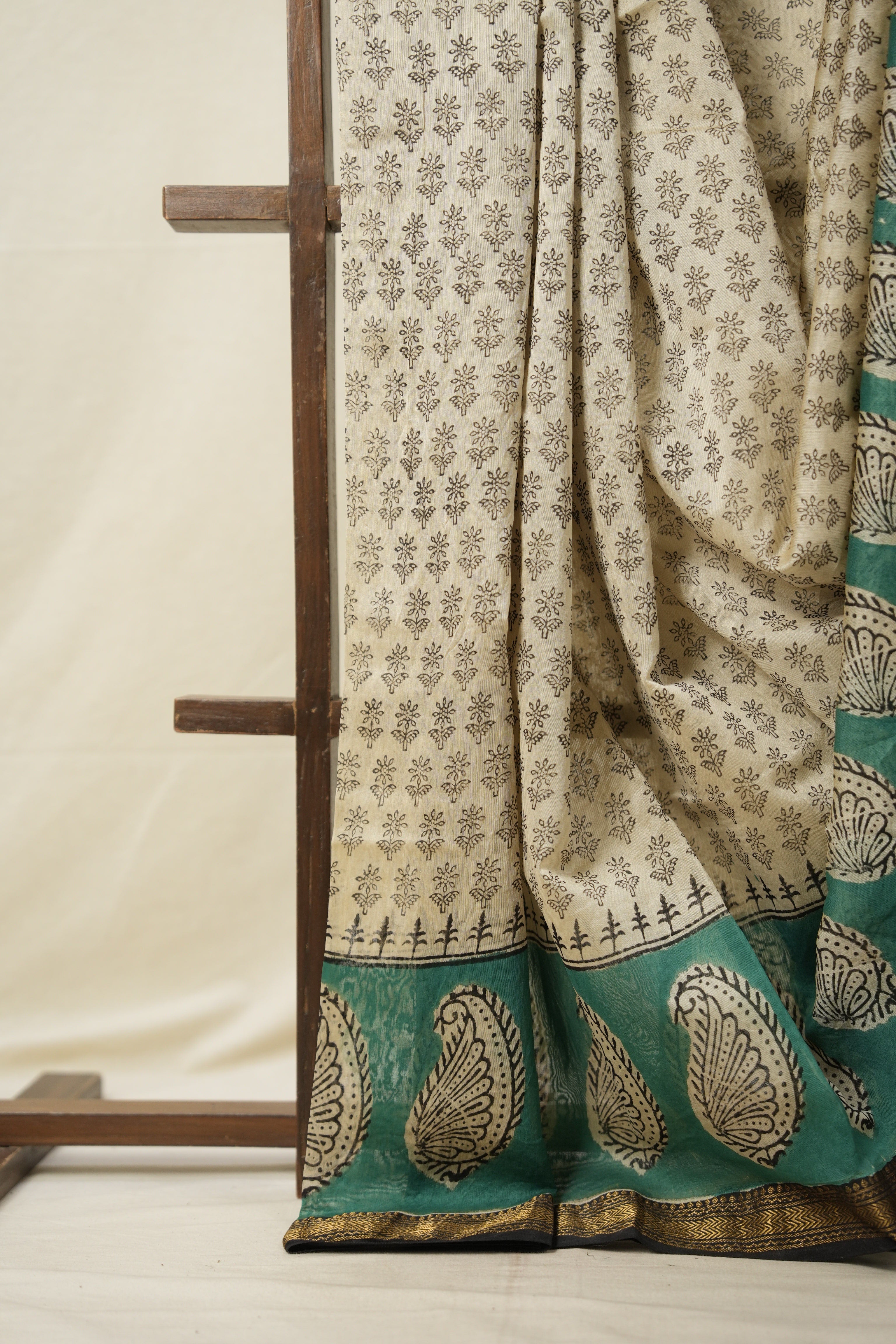 Off- White HBP Cotton Silk Saree With Maheshwari Border - SROWCSS1312