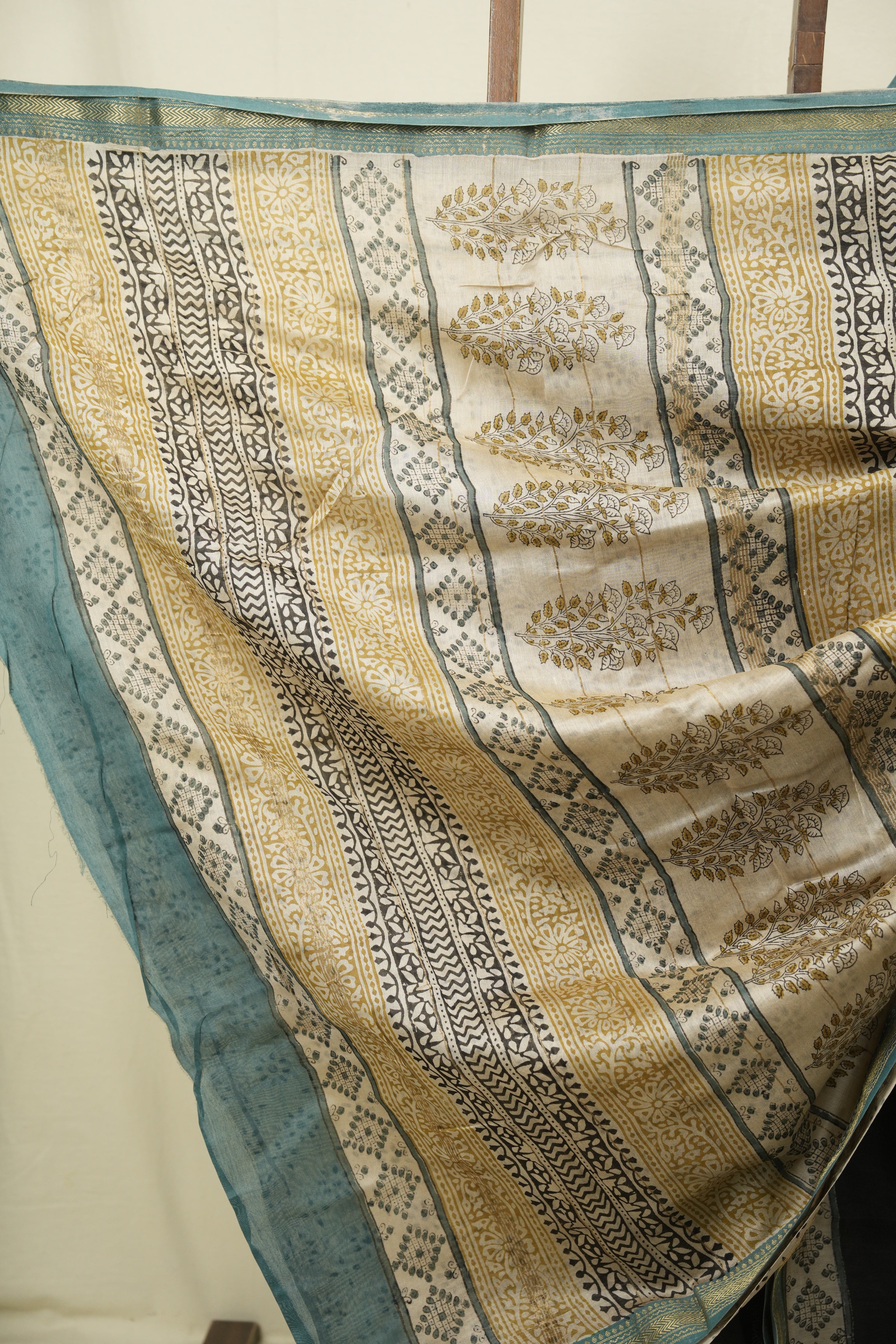 Black HBP Cotton Silk Saree With Maheshwari Border - SRBCSS1723