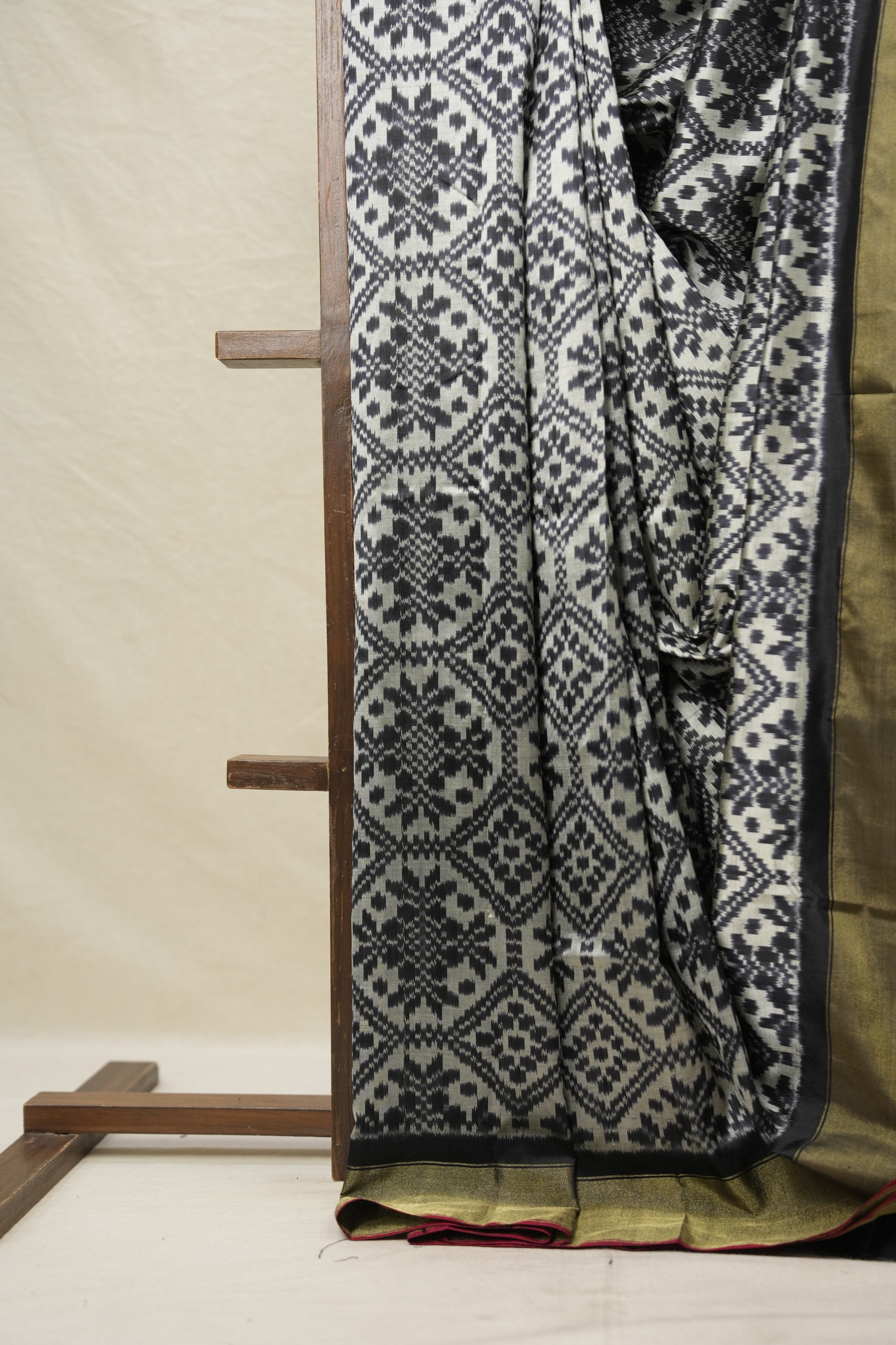 Silver Black Pochampalli Silk Ikat Saree - SRSBPSIS278