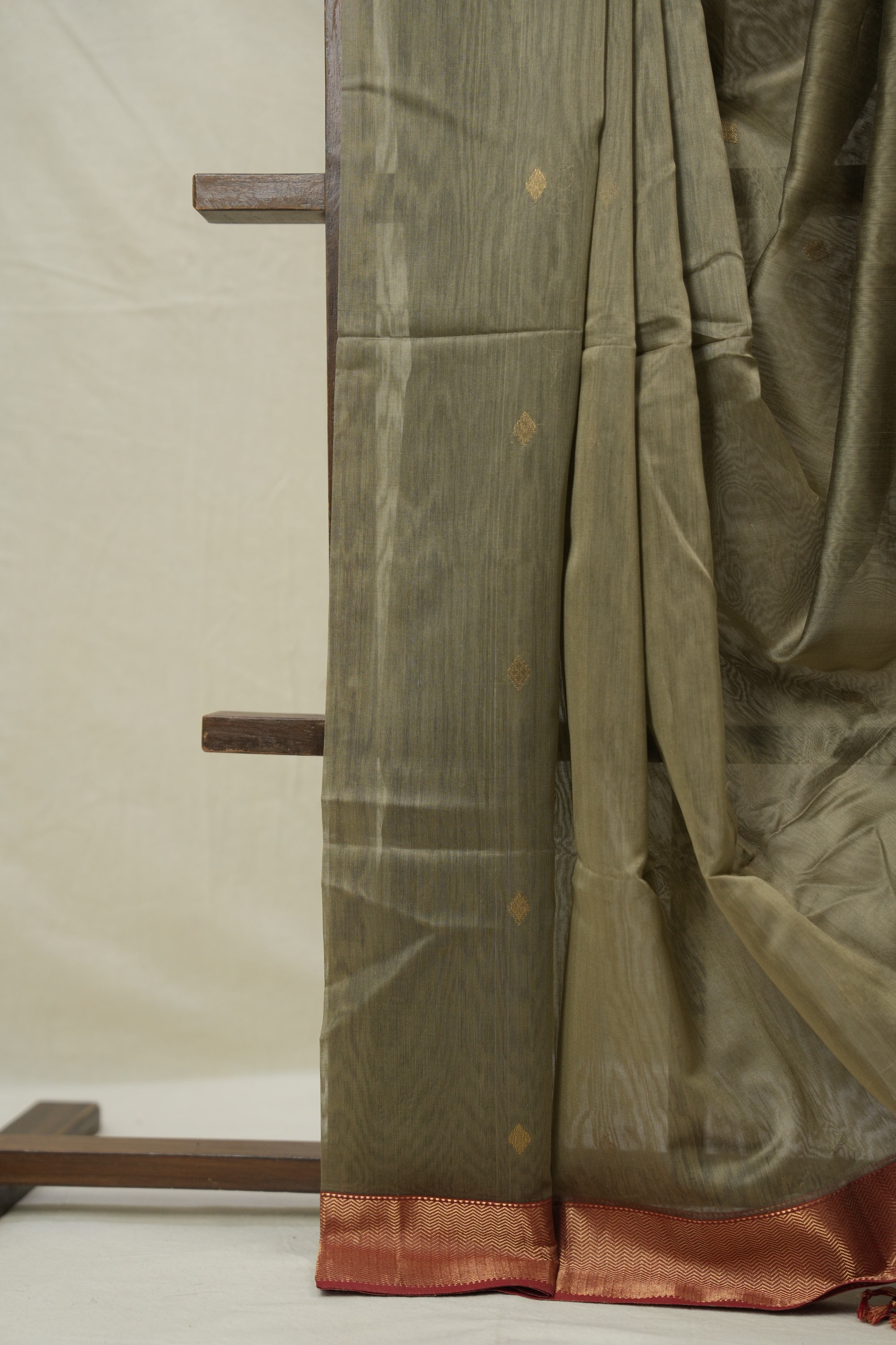 Ivory Grey Maheshwari Saree - SRIGMS1033