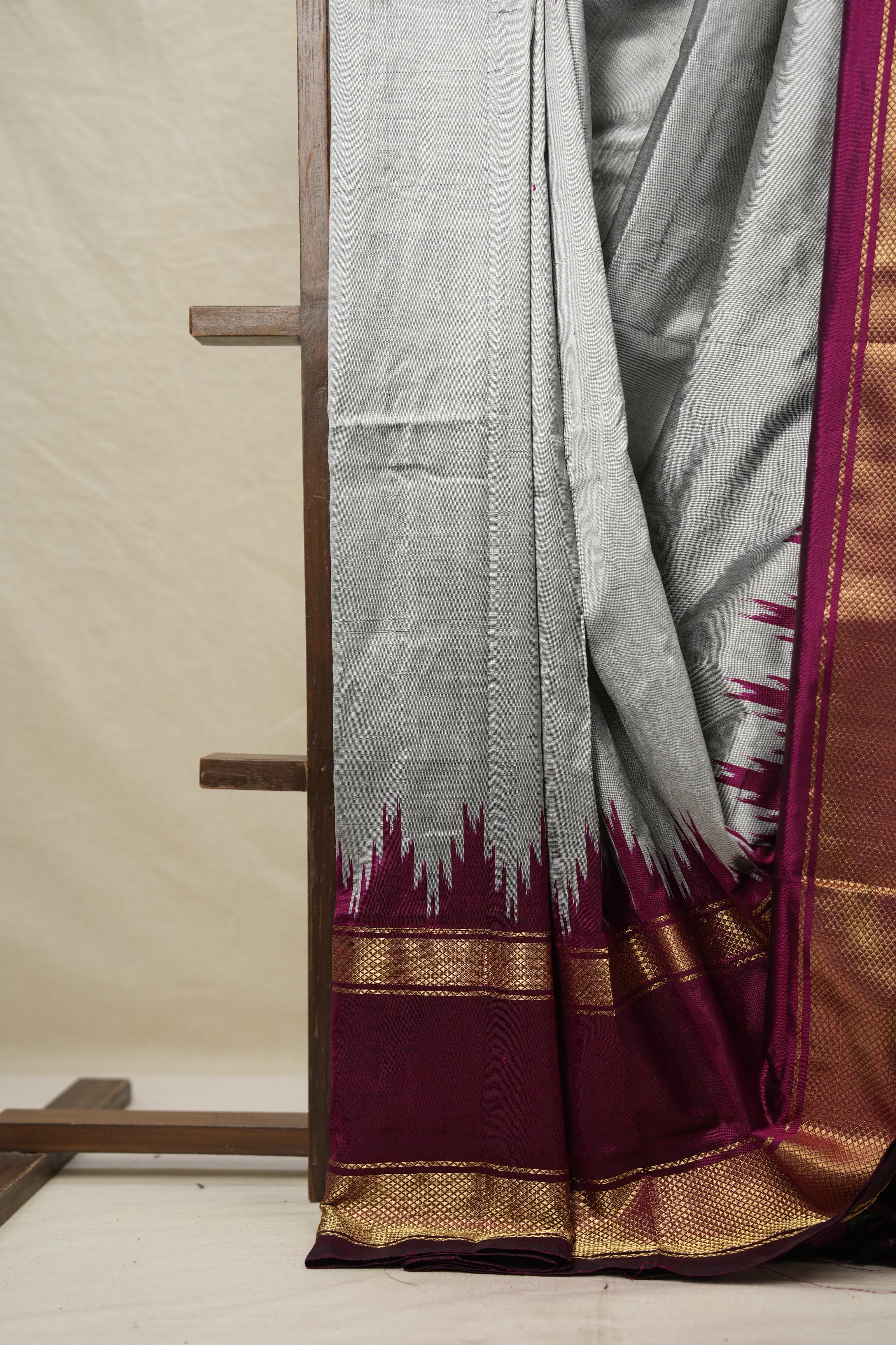 Grey Magenta Pochampalli Silk Ikat Saree - SRGMPSIS256