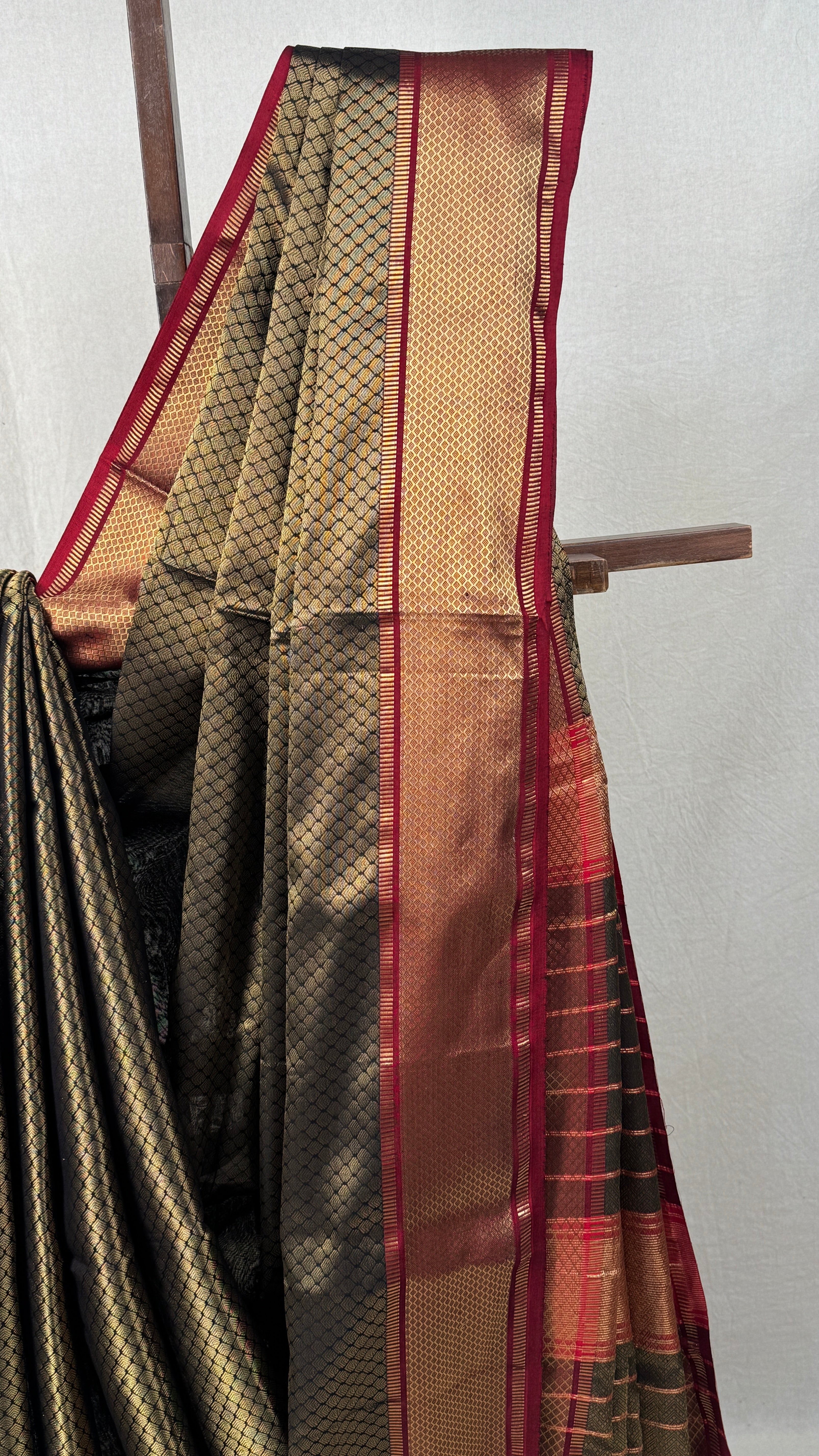 Black Gold Maheshwari Tissue Saree - SRBGMTS635