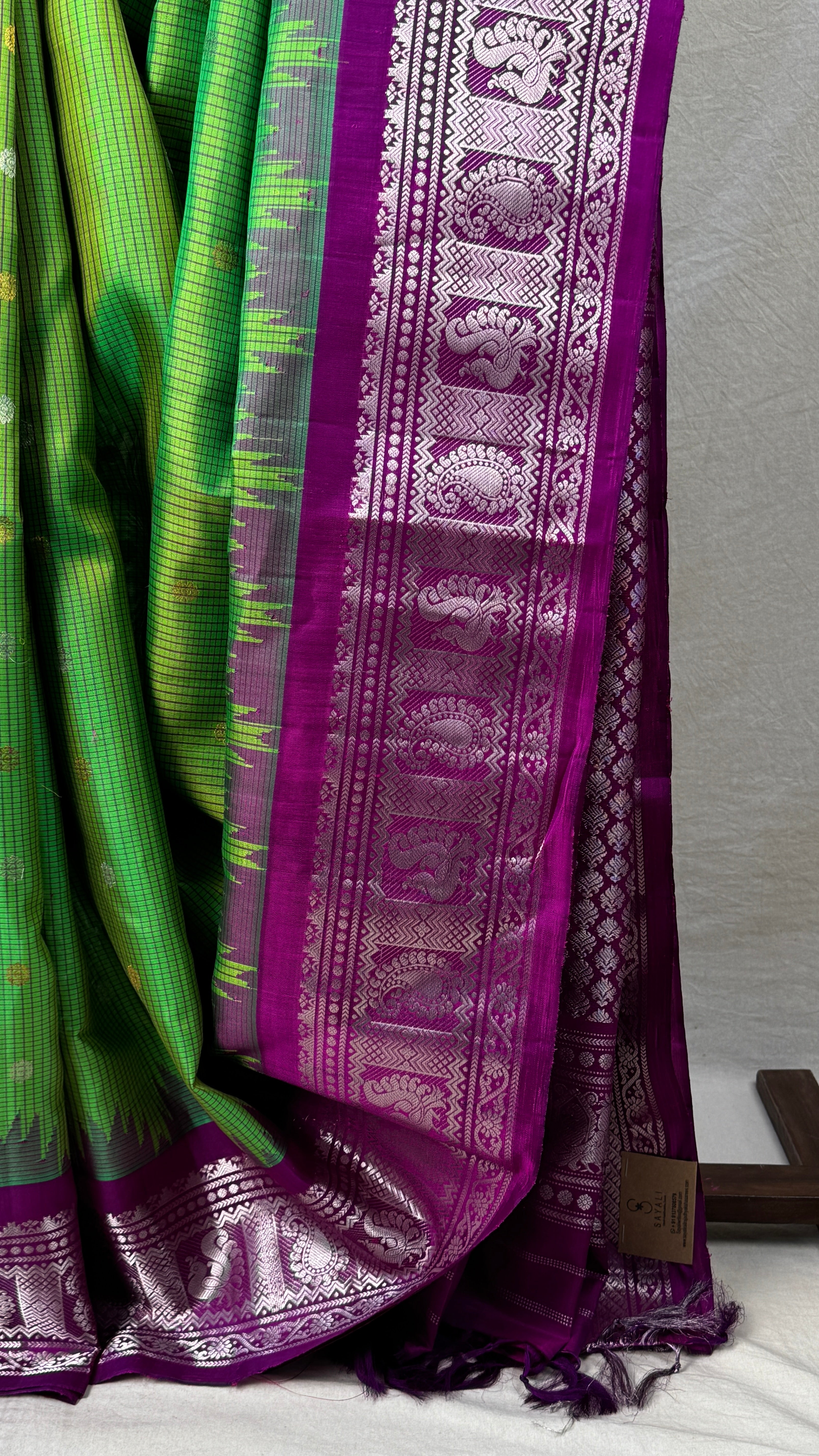 Parrot Green Gadwal Silk Saree - SRPGGSS554